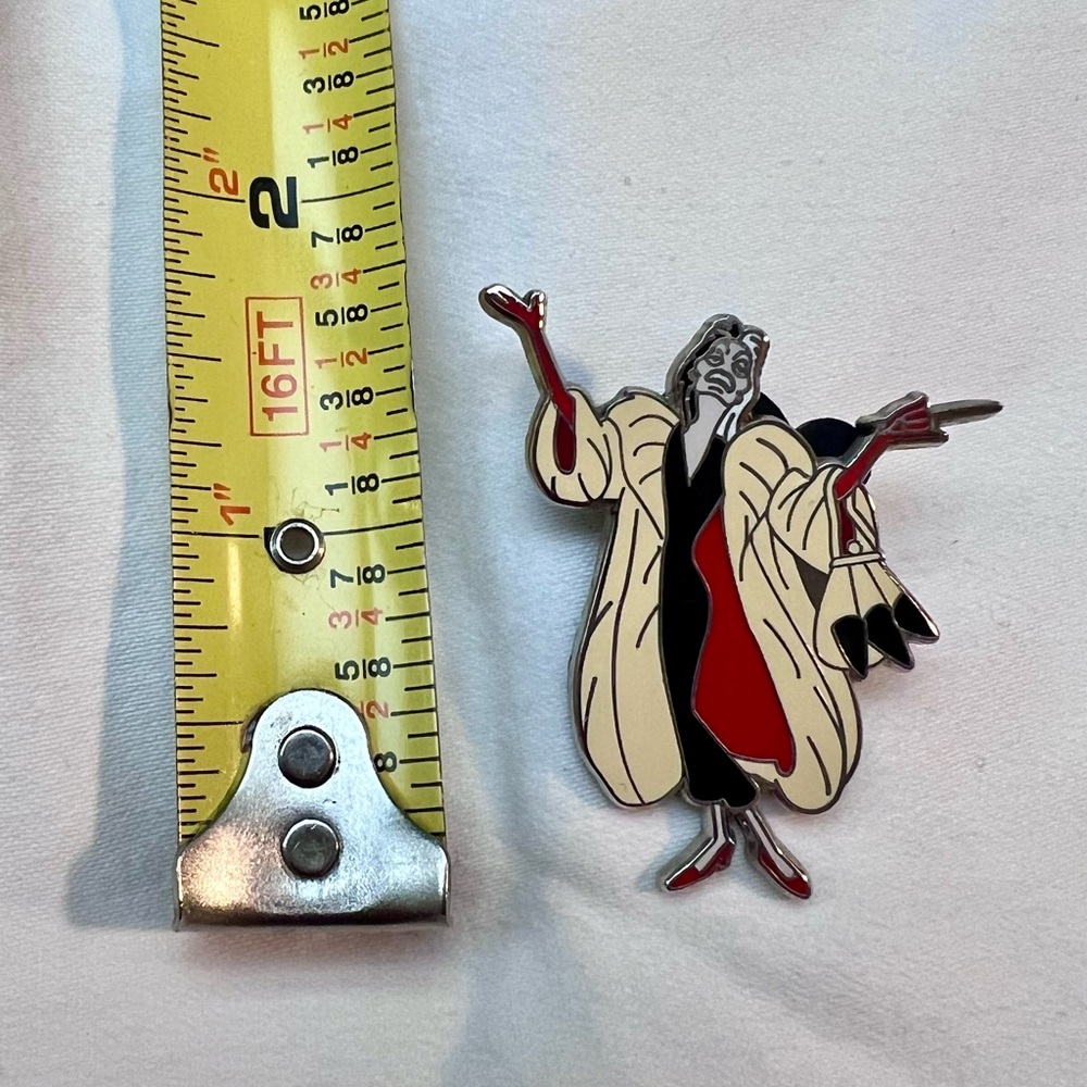 Disney Cruella De Vil Brooch - Red, Black, White - Picture 3 of 3